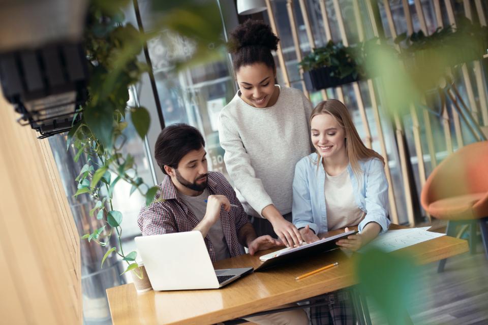 Un groupe de jeunes travaillant ensemble dans un coworking