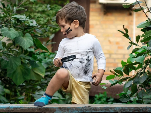 Un enfant avec un vêtement blanc totalement tâché