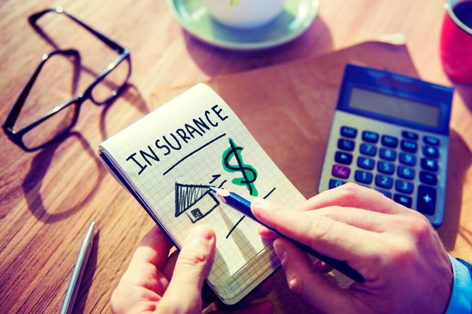 Une illustration avec un carnet indiquant le mot assurance