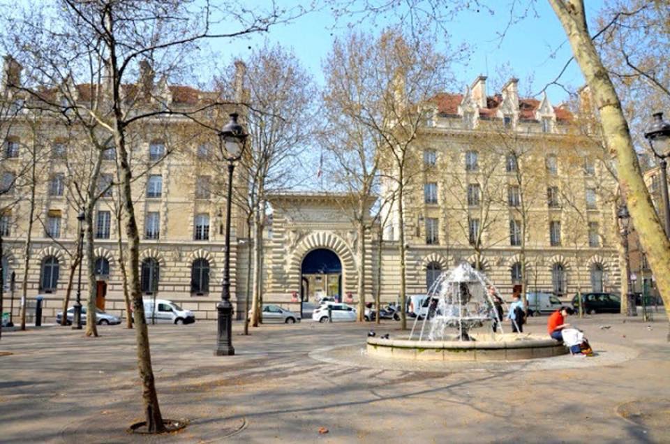 Photo de la façade de la caserne des Gardes républicains de Monge