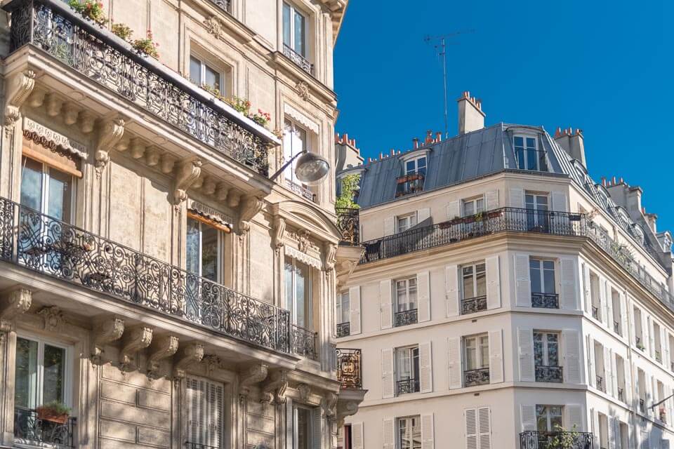 Une vue sur des logements typiques de Paris