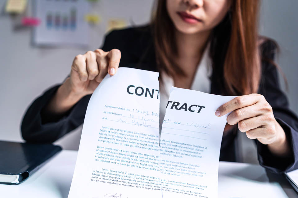 Femme déchirant un contrat