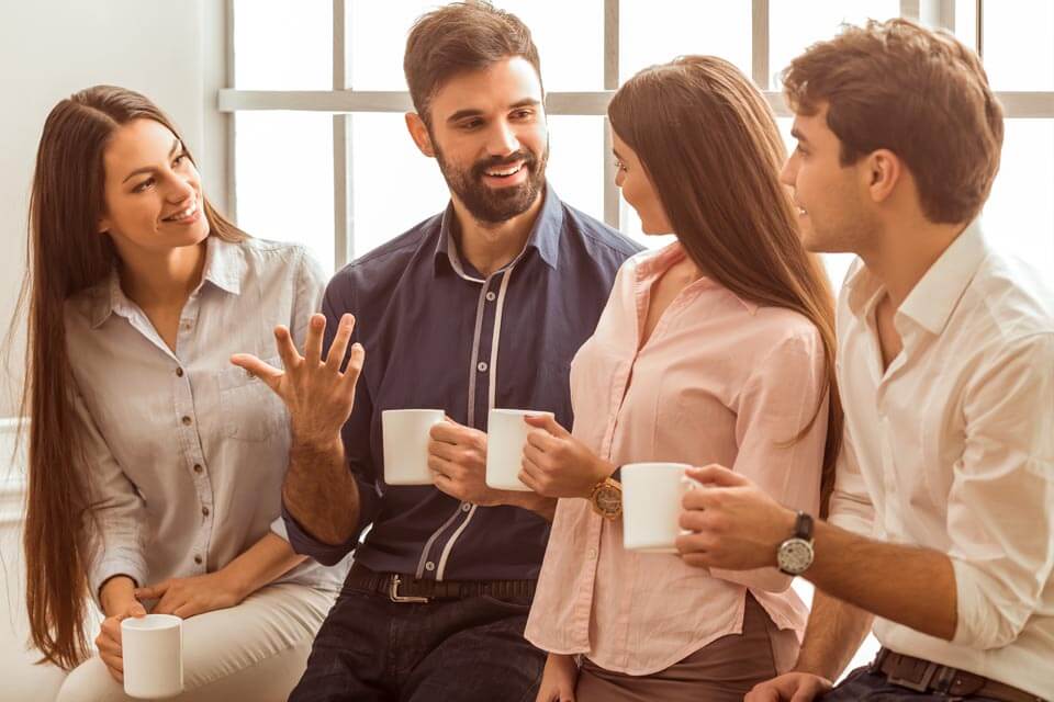 Un groupe de jeunes discutant avec un café à la main
